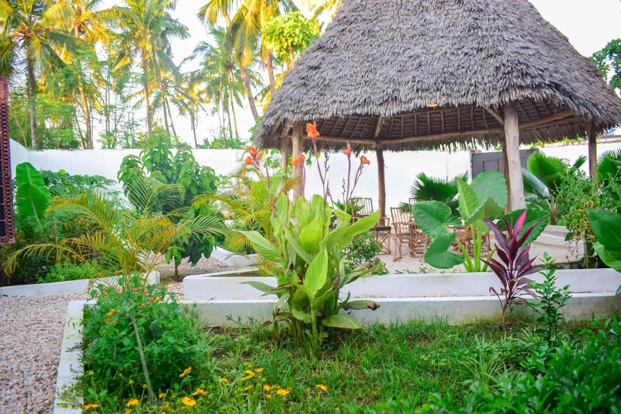 Uhuru House And Restaurant Nungwi Exterior photo