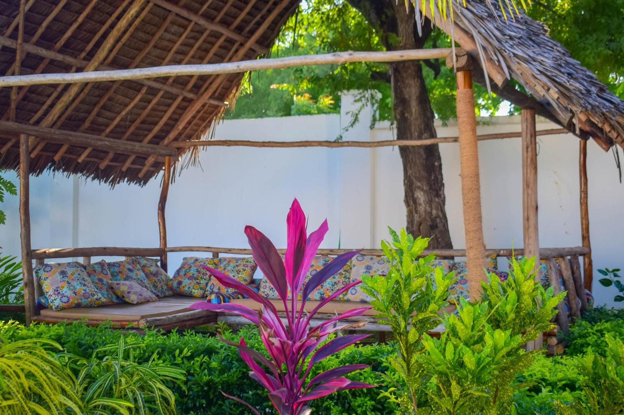 Uhuru House And Restaurant Nungwi Exterior photo