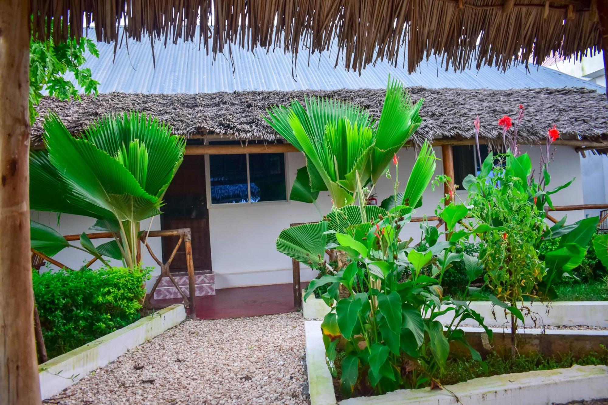 Uhuru House And Restaurant Nungwi Exterior photo