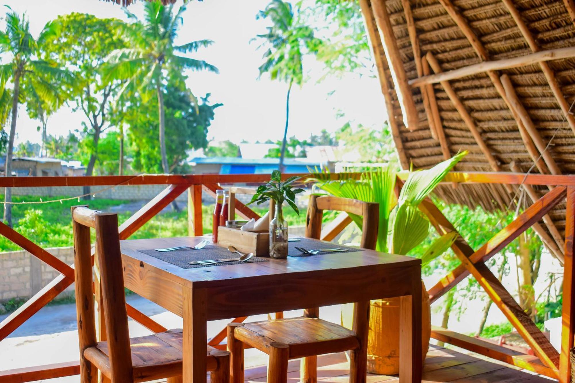 Uhuru House And Restaurant Nungwi Exterior photo
