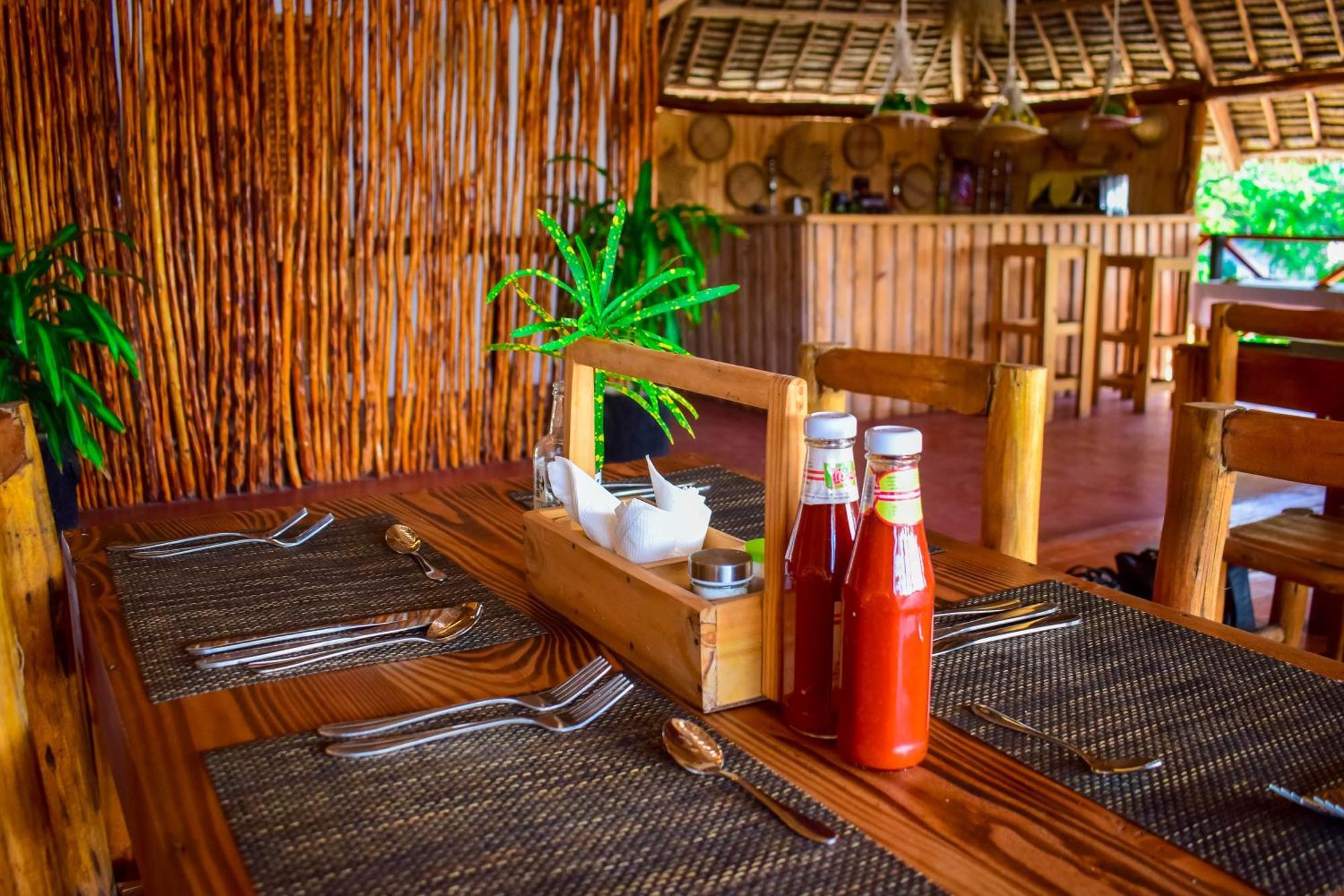 Uhuru House And Restaurant Nungwi Exterior photo